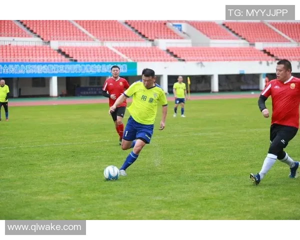 街坊齐聚猜足球明星名字趣味活动欢乐不断共同分享足球热情与乐趣